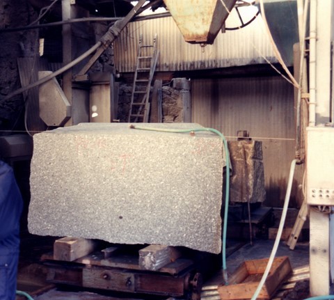 bloc de granit sur chassis à fil